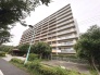 周辺の街並みの中で適度な主張、生活に溶け込むシンプルなデザインの外観が魅力のマンションです。

