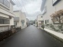 安心して暮らすことのできる住宅街。　住宅地の道路は一般に交通量が少なく車などの騒音が少ないため、住民にとって静かな生活環境が提供されます。
