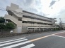 周辺の街並みの中で適度な主張、生活に溶け込むシンプルなデザインの外観が魅力のマンションです。
