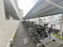 周辺の街並みの中で適度な主張、生活に溶け込むシンプルなデザインの外観が魅力のマンションです。
