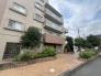 周辺の街並みの中で適度な主張、生活に溶け込むシンプルなデザインの外観が魅力のマンションです。
