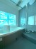 一日の疲れを癒してくれるゆったりとしたバスルームです。
