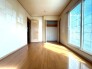 スタイリッシュなデザインと快適な居住性を兼ね備えた洋室。広々とした空間は、自分らしいインテリアを楽しむことができるほか、リラックスした時間を過ごすことができそうです。
