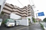 周辺の街並みの中で適度な主張、生活に溶け込むシンプルなデザインの外観が魅力のマンションです。
