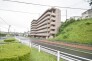 自然に恵まれた豊かな緑と美しいロケーションが特徴です。穏やかな暮らしやリラックスした健康的な生活が送れそう。日々の喧騒から離れ、自然に囲まれた癒しの場所はいかがでしょうか。
