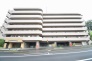 周辺の街並みの中で適度な主張、生活に溶け込むシンプルなデザインの外観が魅力のマンションです。
