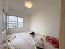 洋室はモダンなデザインと機能性を備え、快適な生活空間に。明るい窓から差し込む自然光が広々とした空間をさらに明るく開放的に感じさせます。

