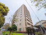 周辺の街並みの中で適度な主張、生活に溶け込むシンプルなデザインの外観が魅力のマンションです。
