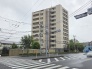 周辺の街並みの中で適度な主張、生活に溶け込むシンプルなデザインの外観が魅力のマンションです。
