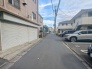 安心して暮らすことのできる住宅街。　住宅地の道路は一般に交通量が少なく車などの騒音が少ないため、住民にとって静かな生活環境が提供されます。
