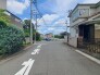 安心して暮らすことのできる住宅街。　住宅地の道路は一般に交通量が少なく車などの騒音が少ないため、住民にとって静かな生活環境が提供されます。
