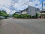 安心して暮らすことのできる住宅街。　住宅地の道路は一般に交通量が少なく車などの騒音が少ないため、住民にとって静かな生活環境が提供されます。
