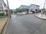 安心して暮らすことのできる住宅街。　住宅地の道路は一般に交通量が少なく車などの騒音が少ないため、住民にとって静かな生活環境が提供されます。
