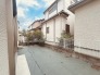 周囲を建物に囲まれながらも適度な距離感が保たれており、静かな時間が流れるプライベートな空間が広がっています
