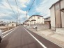 安心して暮らすことのできる住宅街。　住宅地の道路は一般に交通量が少なく車などの騒音が少ないため、住民にとって静かな生活環境が提供されます。
