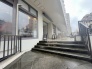周辺の街並みの中で適度な主張、生活に溶け込むシンプルなデザインの外観が魅力のマンションです。
