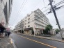 利便性と快適性を両立した立地。ショッピングやレストラン、公共交通機関へのアクセスが良好でありながら、周囲の緑豊かな自然環境も満喫できます。

