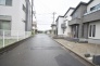 安心して暮らすことのできる住宅街。　住宅地の道路は一般に交通量が少なく車などの騒音が少ないため、住民にとって静かな生活環境が提供されます。
