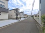 安心して暮らすことのできる住宅街。　住宅地の道路は一般に交通量が少なく車などの騒音が少ないため、住民にとって静かな生活環境が提供されます。
