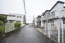 安心して暮らすことのできる住宅街。　住宅地の道路は一般に交通量が少なく車などの騒音が少ないため、住民にとって静かな生活環境が提供されます。
