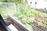窓の外に広がる緑豊かな景色が、日常に穏やかな安らぎと季節の移ろいを感じさせてくれます。