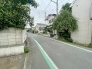 安心して暮らすことのできる住宅街。　住宅地の道路は一般に交通量が少なく車などの騒音が少ないため、住民にとって静かな生活環境が提供されます。
