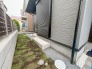 周辺の街並みの中で適度な主張、生活に溶け込むシンプルなデザインの外観が魅力の一戸建です。
