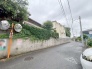 安心して暮らすことのできる住宅街。　住宅地の道路は一般に交通量が少なく車などの騒音が少ないため、住民にとって静かな生活環境が提供されます。
