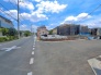 G号棟 安心して暮らすことのできる住宅街。　住宅地の道路は一般に交通量が少なく車などの騒音が少ないため、住民にとって静かな生活環境が提供されます。
