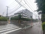 周辺の街並みの中で適度な主張、生活に溶け込むシンプルなデザインの外観が魅力のマンションです。
