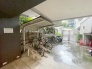 雨の日も濡れにくい屋根付きの駐輪スペース。日々の生活を支える機能的な設備が整っています。
