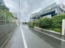 街並みに馴染む落ち着いた佇まい。機能的なデザインが日々の暮らしに安心感をもたらしてくれます。
