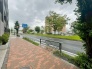 舗装された歩道が整備されており歩きやすく整った街並みが日々の暮らしを穏やかに支えます。
