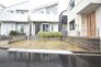 周辺の街並みの中で適度な主張、生活に溶け込むシンプルなデザインの外観が魅力の一戸建です。

