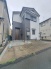 周辺の街並みの中で適度な主張、生活に溶け込むシンプルなデザインの外観が魅力の一戸建です。

