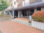 周辺の街並みの中で適度な主張、生活に溶け込むシンプルなデザインの外観が魅力の建物です。
