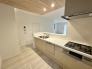 3号棟 お料理をしながらリビングの家族やゲストとの会話が楽しめるカウンタータイプのキッチン。毎日のお料理を楽しく快適に。
