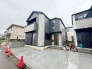 周辺の街並みの中で適度な主張、生活に溶け込むシンプルなデザインの外観が魅力の一戸建です。
