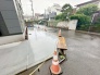 安心して暮らすことのできる住宅街。　住宅地の道路は一般に交通量が少なく車などの騒音が少ないため、住民にとって静かな生活環境が提供されます。
