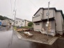 周辺の街並みの中で適度な主張、生活に溶け込むシンプルなデザインの外観が魅力の一戸建です。
