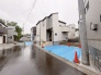 安心して暮らすことのできる住宅街。　住宅地の道路は一般に交通量が少なく車などの騒音が少ないため、住民にとって静かな生活環境が提供されます。
