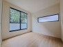スタイリッシュなデザインと快適な居住性を兼ね備えた洋室。広々とした空間は、自分らしいインテリアを楽しむことができるほか、リラックスした時間を過ごすことができそうです。
