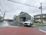 周辺の街並みの中で適度な主張、生活に溶け込むシンプルなデザインの外観が魅力の一戸建です。
