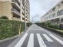 周囲と調和した心地よい住環境です。歩きやすく視界の開けた道が安心感のある日常を支えてくれます。
