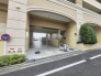 周辺の街並みの中で適度な主張、生活に溶け込むシンプルなデザインの外観が魅力の建物です。
