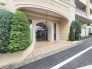 周辺の街並みの中で適度な主張、生活に溶け込むシンプルなデザインの外観が魅力の建物です。
