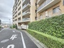 周辺の街並みの中で適度な主張、生活に溶け込むシンプルなデザインの外観が魅力の建物です。
