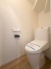 階段下を有効活用したトイレスペース。
便座はもちろんウォシュレット。

