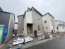 周辺の街並みの中で適度な主張、生活に溶け込むシンプルなデザインの外観が魅力の一戸建です。
