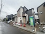 周辺の街並みの中で適度な主張、生活に溶け込むシンプルなデザインの外観が魅力の一戸建です。
